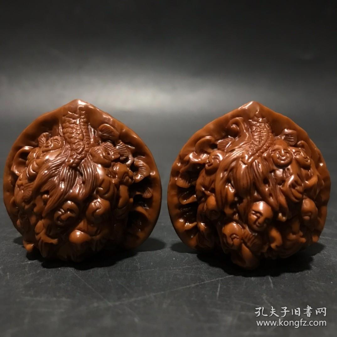 旧藏：文玩【十八罗汉图】雕刻核桃一对
简介：天然核桃一对，雕刻十八罗汉图案，雕工精细，包桨浑厚，品相完好，值得把玩收藏
规格：约4*4.3*3.5cm，重35.4g