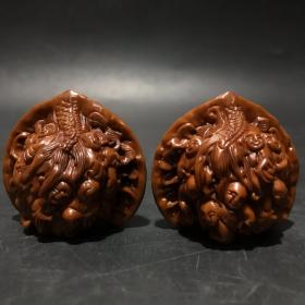 旧藏：文玩【十八罗汉图】雕刻核桃一对
简介：天然核桃一对，雕刻十八罗汉图案，雕工精细，包桨浑厚，品相完好，值得把玩收藏
规格：约4*4.3*3.5cm，重35.4g