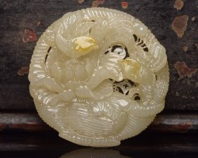 和田玉花鸟牌 规格: 7.3×7.3×1.1厘米，重 79克。