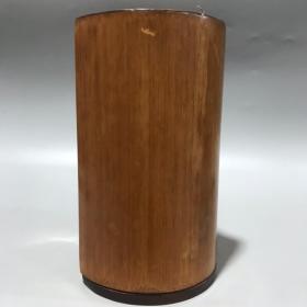 清代：文房四宝用品，紫竹笔筒，名人雕刻，包存完整，收藏的佳品。
规格：15.5cmx13.3cm，重量：363
