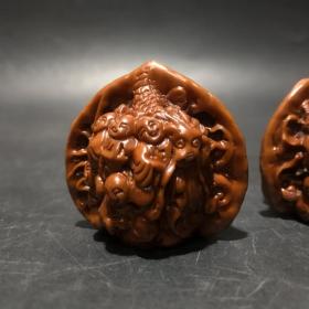 旧藏：文玩【十八罗汉图】雕刻核桃一对
简介：天然核桃一对，雕刻十八罗汉图案，雕工精细，包桨浑厚，品相完好，值得把玩收藏
规格：约4*4.3*3.5cm，重35.4g