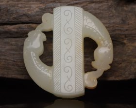 和田玉双龙佩 规格: 5.3×5.3×1.3厘米，重 63克