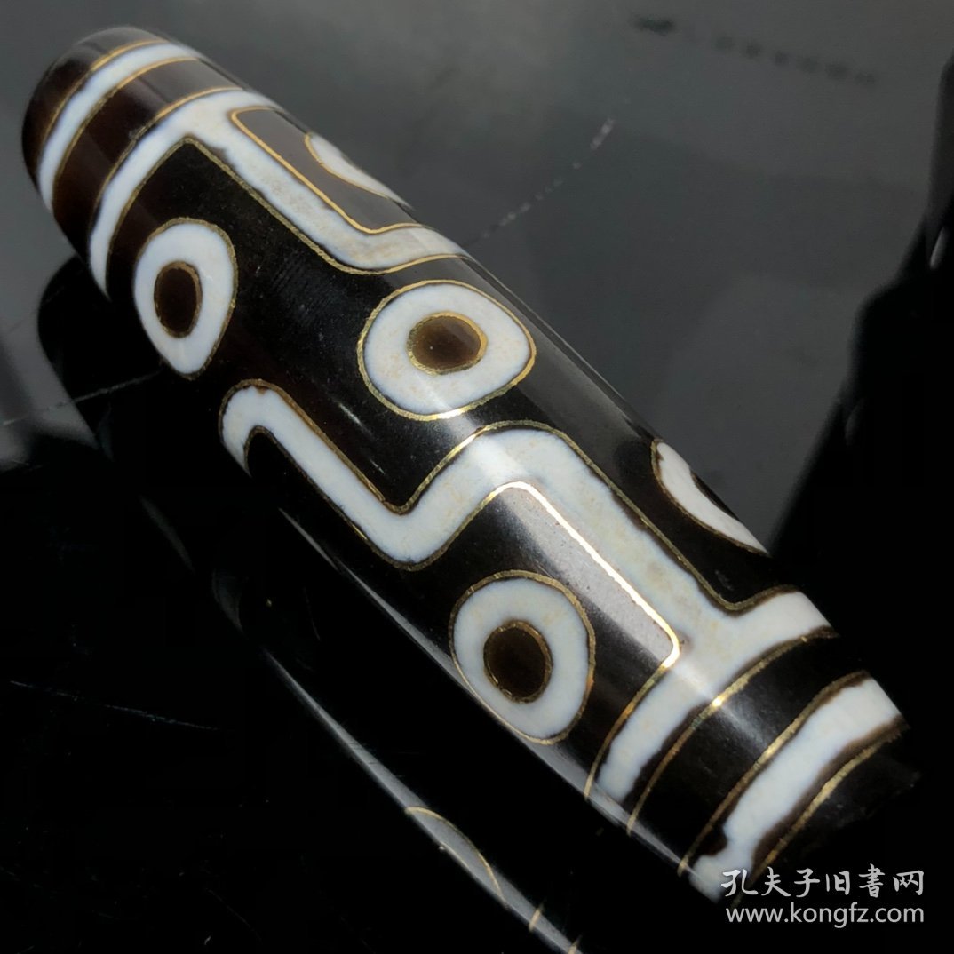 藏区回流老料镶嵌金丝【九眼天珠】
尺寸：91*25毫米 重量87.8克