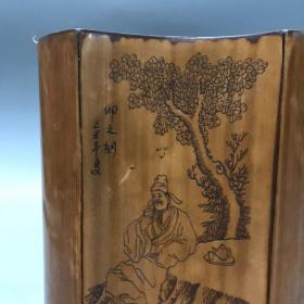 清代：文房四宝用品，紫竹笔筒，名人雕刻，包存完整，收藏的佳品。
规格：15.5cmx13.3cm，重量：363