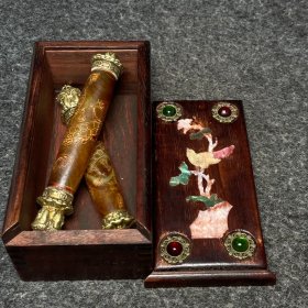 花梨木镶螺钿首饰盒内珍藏铜镶老玛瑙天珠 天珠尺寸：直径20/22毫米，长13.5/14.5厘米 盒子尺寸：长宽高15/8/6厘米