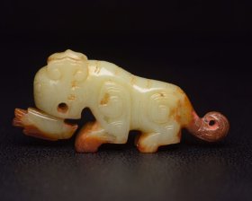 和田玉兽 规格:7.3×3.1×1.3厘米 重 40克。