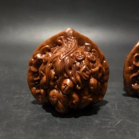 旧藏：文玩【十八罗汉图】雕刻核桃一对
简介：天然核桃一对，雕刻十八罗汉图案，雕工精细，包桨浑厚，品相完好，值得把玩收藏
规格：约4*4.3*3.5cm，重35.4g