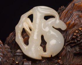 和田玉节节高升 规格: 5.3×5.1×1.3厘米，重 51克。