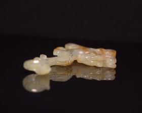 和田玉龙  
规格: 11×5.8×1.3厘米，重 60克。