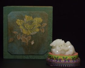和田玉童子戏牛 规格: 7.8×5.6×4.8厘米 重 283克。