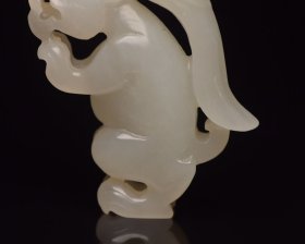 和田玉英雄 规格: 6.3×3.9×1.3厘米,重 39克。