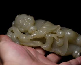 和田玉童子献寿
规格:   13×6.3×4.4厘米   重   408克