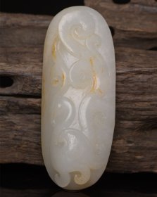 和田玉龙凤佩 规格: 9.1×3.6×1.7厘米，重 76克。