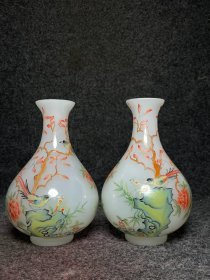 手工绘彩琉璃花瓶一对尺寸:高17.2厘米     直径11厘米
