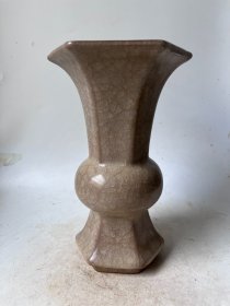 龙泉冰片花觚瓶
口径14cm
高度24cm