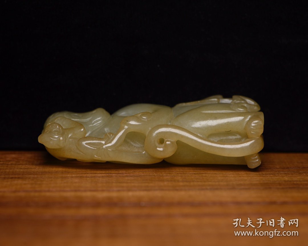 点击查看原图 和田玉辈辈封侯 规格: 8.3×3.8×1.9厘米,重 106克