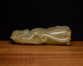 和田玉辈辈封侯 规格: 8.3×3.8×1.9厘米,重 106克