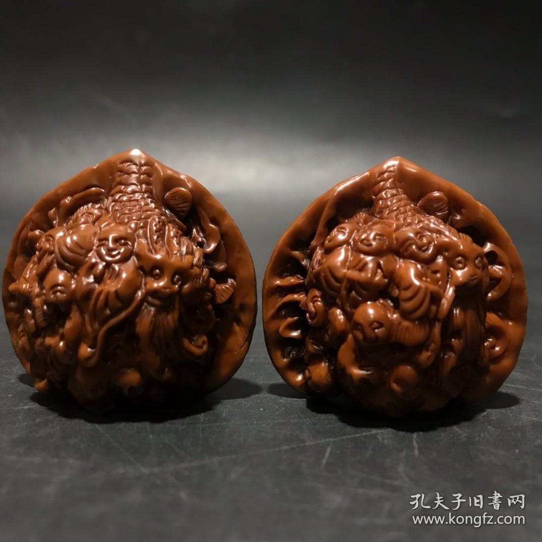 旧藏：文玩【十八罗汉图】雕刻核桃一对
简介：天然核桃一对，雕刻十八罗汉图案，雕工精细，包桨浑厚，品相完好，值得把玩收藏
规格：约4*4.3*3.5cm，重35.4g