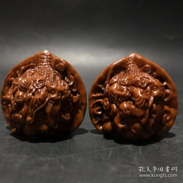 旧藏：文玩【十八罗汉图】雕刻核桃一对
简介：天然核桃一对，雕刻十八罗汉图案，雕工精细，包桨浑厚，品相完好，值得把玩收藏
规格：约4*4.3*3.5cm，重35.4g