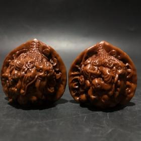 旧藏：文玩【十八罗汉图】雕刻核桃一对
简介：天然核桃一对，雕刻十八罗汉图案，雕工精细，包桨浑厚，品相完好，值得把玩收藏
规格：约4*4.3*3.5cm，重35.4g