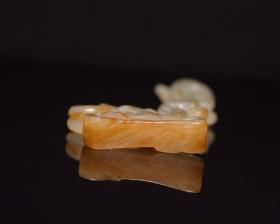 和田玉龙  
规格: 11×5.8×1.3厘米，重 60克。