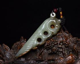 和田玉猪龙
规格:   11.3×3.0×1.3厘米   重   71克。