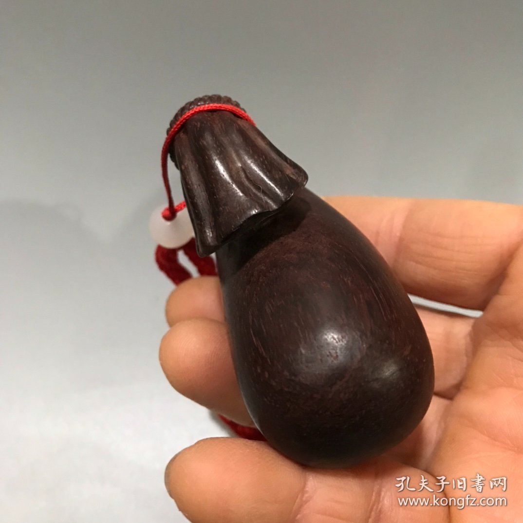 点击查看原图 紫檀木雕蝠袋手把件 小叶紫檀木蝠袋把玩挂件
规格:7cmx4.5cm