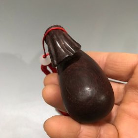 紫檀木雕蝠袋手把件 小叶紫檀木蝠袋把玩挂件
规格:7cmx4.5cm
