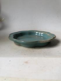 汝窑瓷器花瓣口洗
口径16cm
高度2.3cm