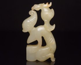 和田玉贵人献宝 规格: 7.6×3.9×1.6厘米，重 76克。