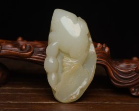 和田玉金蟾 规格: 6.7×3.6×2.2厘米，重 73克。
