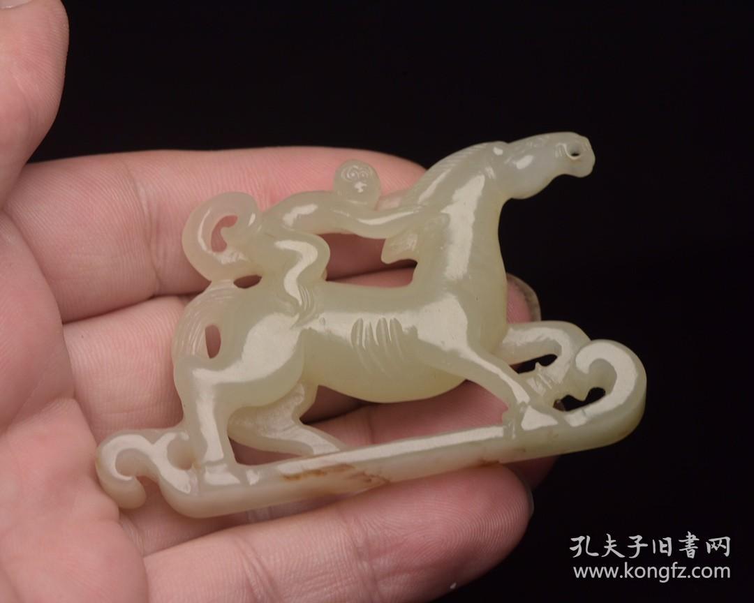 和田玉马上封侯   
规格: 7.0×4.1×1.2厘米，重 39克。