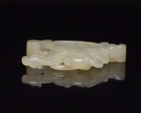 和田玉马上封侯   
规格: 7.0×4.1×1.2厘米，重 39克。