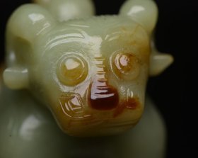 和田玉兽 规格: 6.6×5.7×4.0厘米，重 183克。