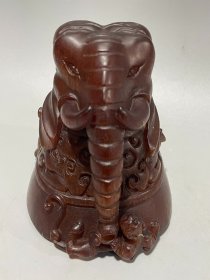 象戏螭龙杯摆件，鱼子纹清晰可见，料质饱满密度高，竹丝纹清晰，雕刻，象螭龙、工艺精湛，品相好，乃收藏佳品。
尺寸：高11cm，口径12.5*10cm重444克