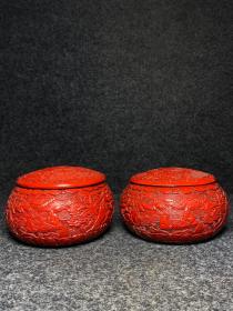 宫廷御用剔红漆器围棋罐一对单个尺寸：直径15厘米，高9.5厘米