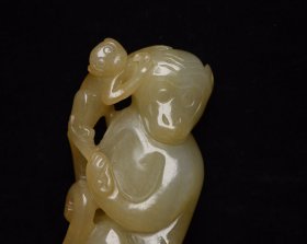 和田玉辈辈封侯 规格: 8.3×3.8×1.9厘米,重 106克