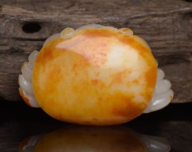和田玉螃蟹 规格: 8.3×5.3×2.8厘米，重 168克。