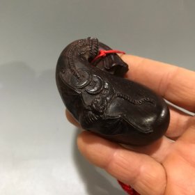 紫檀木雕蝠袋手把件 小叶紫檀木蝠袋把玩挂件
规格:7cmx4.5cm
