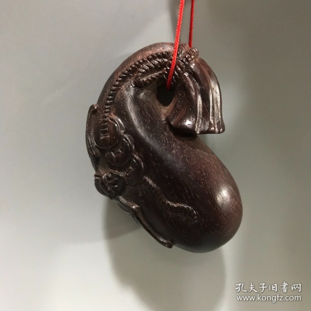 点击查看原图 紫檀木雕蝠袋手把件 小叶紫檀木蝠袋把玩挂件
规格:7cmx4.5cm