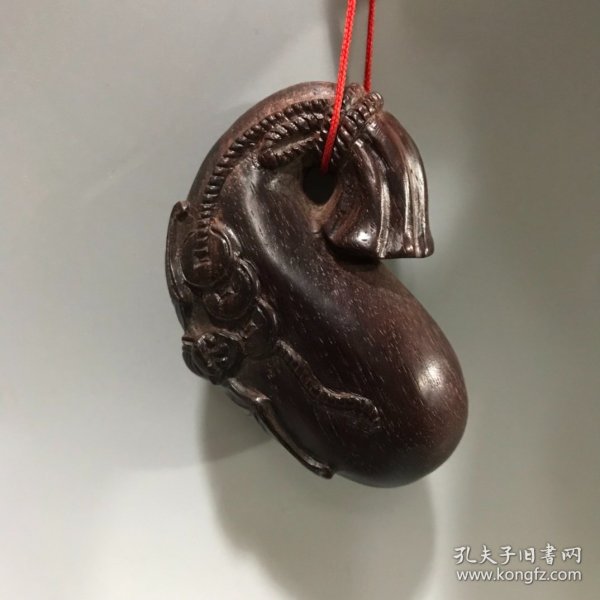 紫檀木雕蝠袋手把件 小叶紫檀木蝠袋把玩挂件
规格:7cmx4.5cm