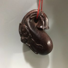 紫檀木雕蝠袋手把件 小叶紫檀木蝠袋把玩挂件
规格:7cmx4.5cm