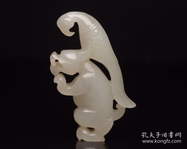 和田玉英雄 规格: 6.3×3.9×1.3厘米，重 39克。