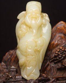 和田玉财神 规格: 10×4.5×3.1厘米，重 156克。