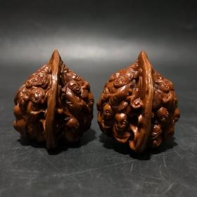 旧藏：文玩【十八罗汉图】雕刻核桃一对
简介：天然核桃一对，雕刻十八罗汉图案，雕工精细，包桨浑厚，品相完好，值得把玩收藏
规格：约4*4.3*3.5cm，重35.4g