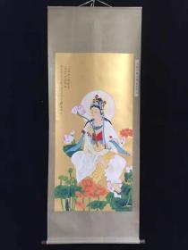 材质： 泥金纸
装裱尺寸：200*78厘米          
画心尺寸：136*67厘米