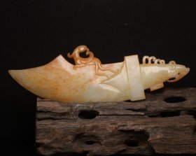 和田玉刀 规格: 18×6.0×1.2厘米，重 180克。