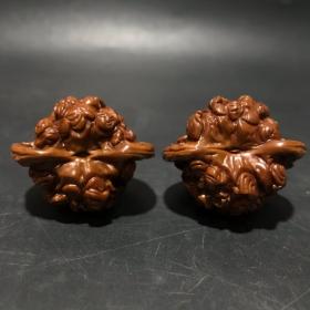旧藏：文玩【十八罗汉图】雕刻核桃一对
简介：天然核桃一对，雕刻十八罗汉图案，雕工精细，包桨浑厚，品相完好，值得把玩收藏
规格：约4*4.3*3.5cm，重35.4g