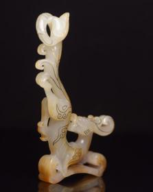 和田玉龙  
规格: 11×5.8×1.3厘米，重 60克。
