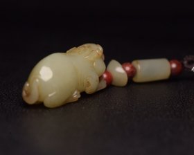 和田玉兽 规格:8.7×1.9×1.8厘米 重 40克。